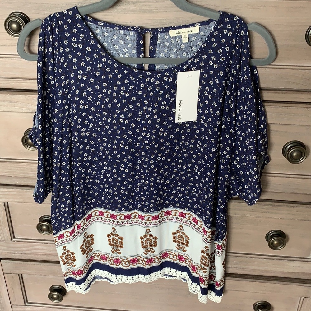 Top with open shoulder and flowy look. Very boho!
